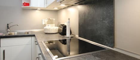 Wasserkocher mit Kaffee-/Teezubehör, Kühlschrank, Mikrowelle, Ofen