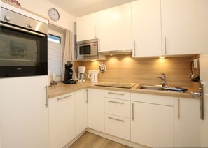 Fridge, microwave, oven, stovetop - Königstraße 5, Whg. 7, Atlantischer Hof - Apartment with 1 room on approx. (Wyk auf Föhr)