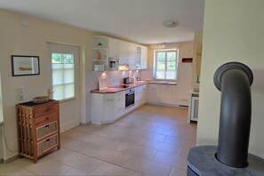 Wasserkocher mit Kaffee-/Teezubehör, Kühlschrank, Mikrowelle, Ofen