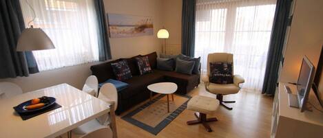 TV, DVD player, mesa de pingue-pongue, aparelho de som