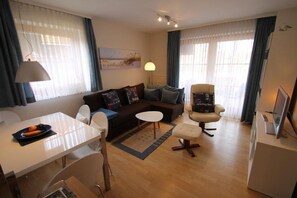 TV, lettore DVD, tavolo da ping pong, impianto stereo