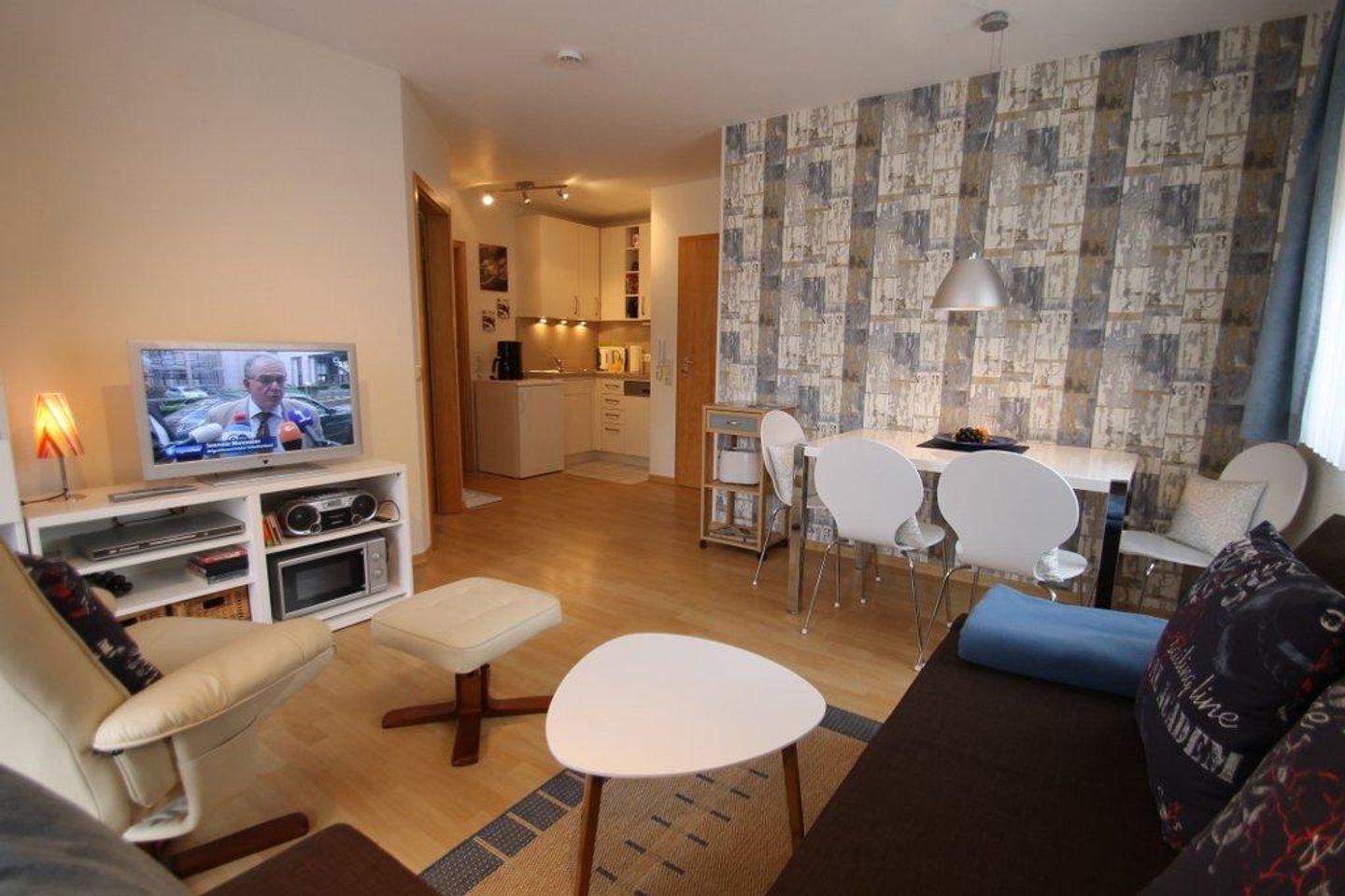 TV, DVD player, mesa de pingue-pongue, aparelho de som