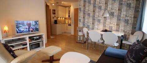 TV, DVD player, mesa de pingue-pongue, aparelho de som