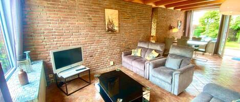 TV, ping pong, stereo