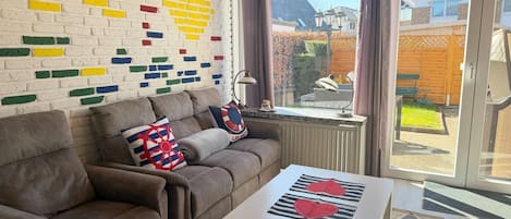 Télévision, table de tennis de table, chaîne hi-fi