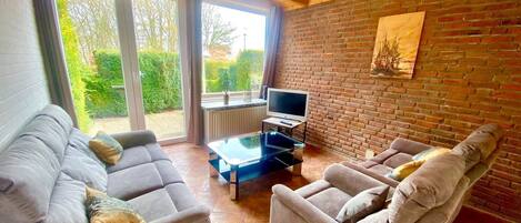 Fernseher, Tischtennisplatte, Stereoanlage