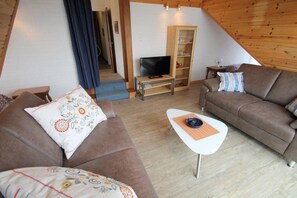 Een televisie, een tafeltennistafel en een stereo