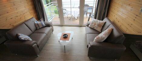 Télévision, table de tennis de table, chaîne hi-fi