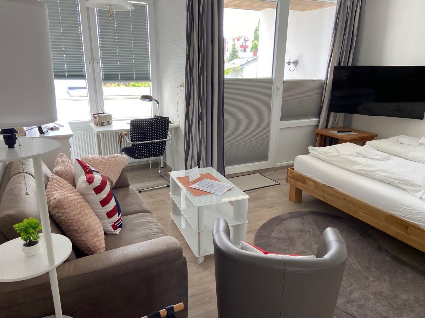 1 bedroom, desk, WiFi