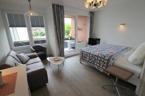 1 bedroom, desk, WiFi