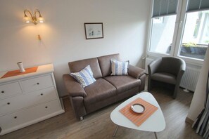 Televisión, mesa de ping pong, estéreo