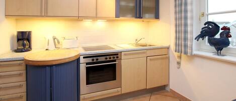 Een koelkast, een oven, een kookplaat, een vaatwasser