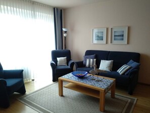 Televisie, een dvd-speler, een tafeltennistafel en een stereo