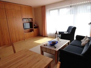 TV, DVD player, ping pong, stereo