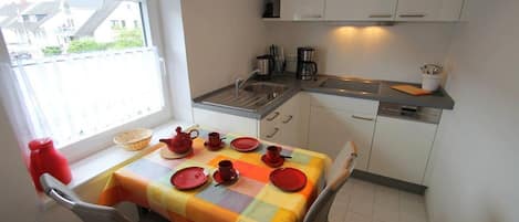 Réfrigérateur, lave-vaisselle, cafetière/bouilloire