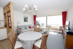 Télévision, lecteur de DVD, chaîne hi-fi