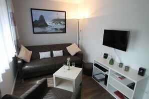 Fernseher, DVD-Player, Tischtennisplatte, Stereoanlage