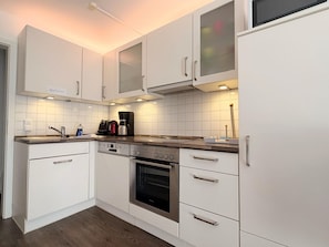 Wasserkocher mit Kaffee-/Teezubehör, Kühlschrank, Mikrowelle, Ofen