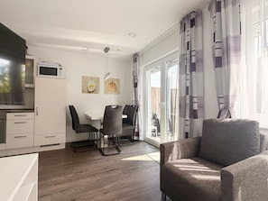 Fernseher, DVD-Player, Tischtennisplatte, Stereoanlage