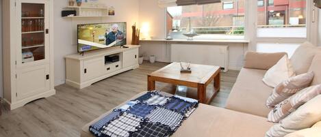 Televisie, een dvd-speler en een stereo