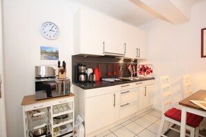 Jääkaappi, mikroaaltouuni, uuni, liesi