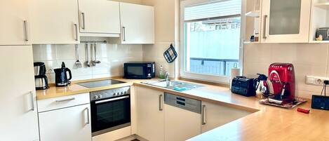 冷蔵庫、電子レンジ、オーブン、コンロ