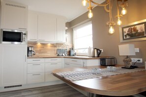 Fridge, microwave, oven, dishwasher - Feldstraße 18, "Nordmeer", Whg. E2 - Apartment in the center of Wyk, 3 rooms (Wyk auf Föhr)