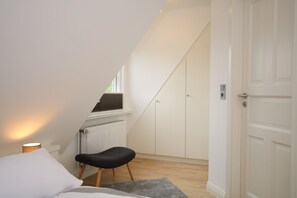 2 bedrooms, iron/ironing board, WiFi