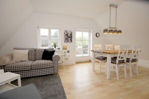 TV, stereo - Starklef 21, Whg. 2 - vacation apartment in Wyk, 3 persons + baby on the upper floor, 2-family house (Wyk auf Föhr)