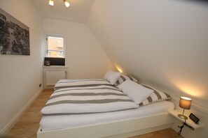 2 bedrooms, iron/ironing board, WiFi - Starklef 21, Whg. 2 - vacation apartment in Wyk, 3 persons + baby on the upper floor, 2-family house (Wyk auf Föhr)