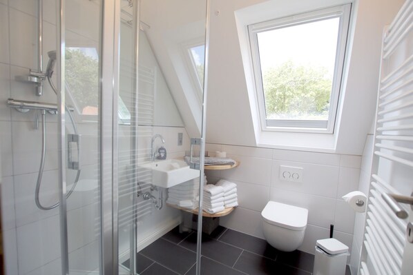 Shower, hair dryer - Starklef 21, Whg. 2 - vacation apartment in Wyk, 3 persons + baby on the upper floor, 2-family house (Wyk auf Föhr)