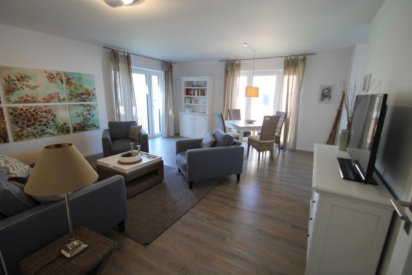 Fernseher, Tischtennisplatte, Stereoanlage