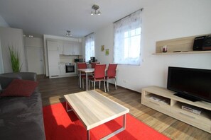 Télévision, lecteur de DVD, table de tennis de table, chaîne hi-fi