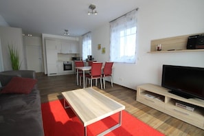 Tv, dvd-afspiller, bordtennisbord, stereoanlæg