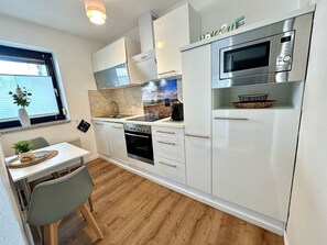 Fridge, oven, stovetop, dishwasher