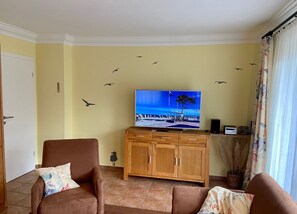 Fernseher, Tischtennisplatte, Stereoanlage