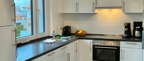 ثلاجة، فرن، موقد طهي مسطح، غسالة أطباق