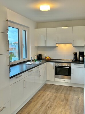 Kylskåp, ugn, spishäll och diskmaskin