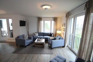 Televisie, een tafeltennistafel en een stereo