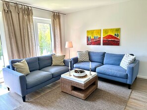 Fernseher, Tischtennisplatte, Stereoanlage
