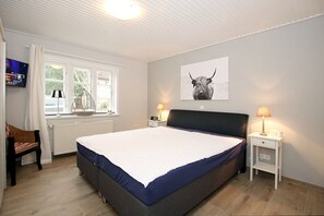 1 slaapkamer, een strijkplank/strijkijzer, wifi, beddengoed