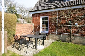 Outdoor dining - Starklef 29, Whg. 1 - Holiday apartment in Wyk, 2 persons on the ground floor, 2-family house, (Wyk auf Föhr)