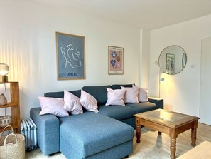 Fernseher, Tischtennisplatte, Stereoanlage