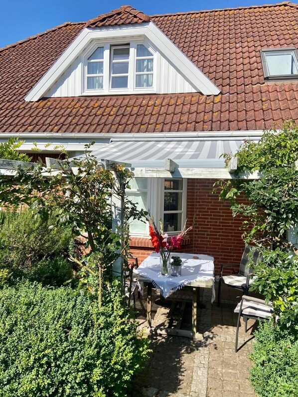 Unclassified image, 1 of 23, button