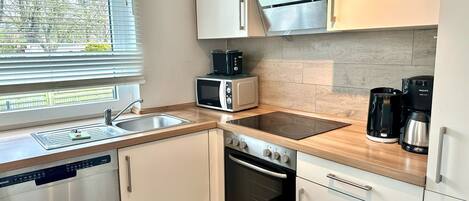 Een koelkast, een microgolfoven, een oven, een kookplaat