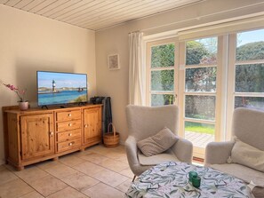 Fernseher, Tischtennisplatte, Stereoanlage