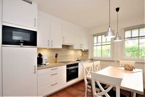 Een microgolfoven, een oven, een vaatwasser