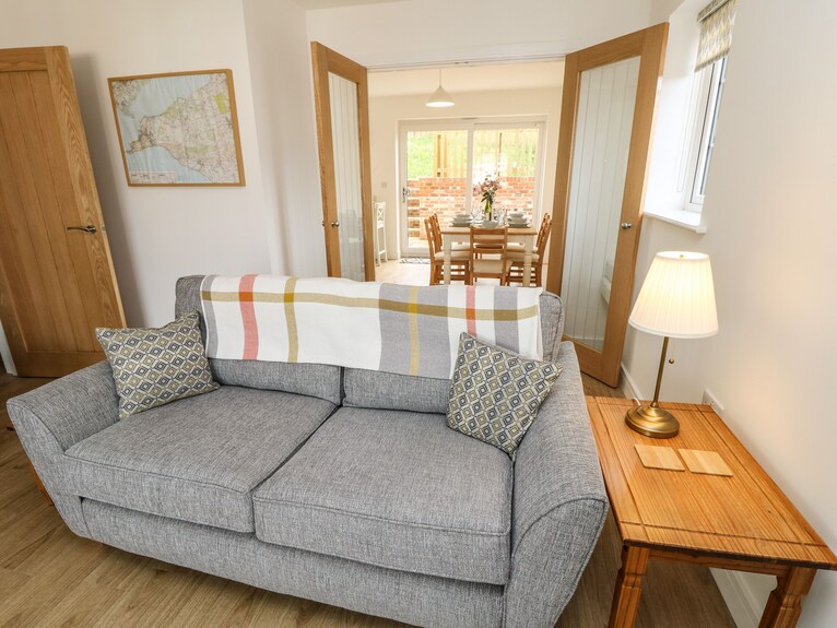 Larch Lodge, Pet Friendly, Character Holiday Cottage In Totland - Lymington