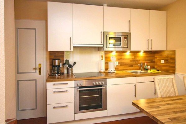 Fridge, oven, dishwasher, coffee/tea maker
