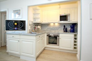 Køleskab, mikrobølgeovn, ovn, kogeplade